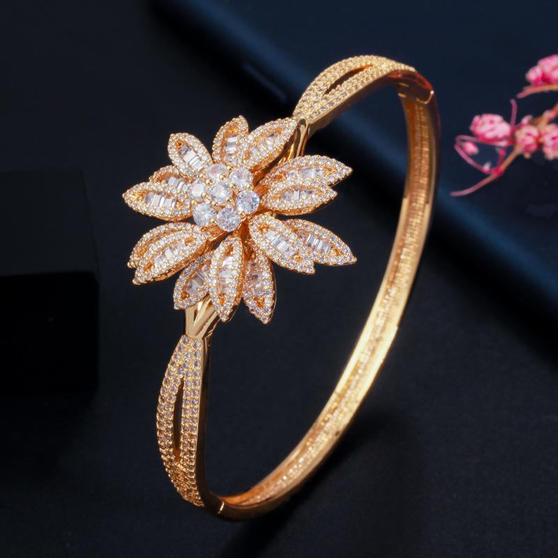 

Bangle European And American Sparkle Micro Inlaid Zircon Flower Handpiece Fashion Women's Spring Clasp Bracelet