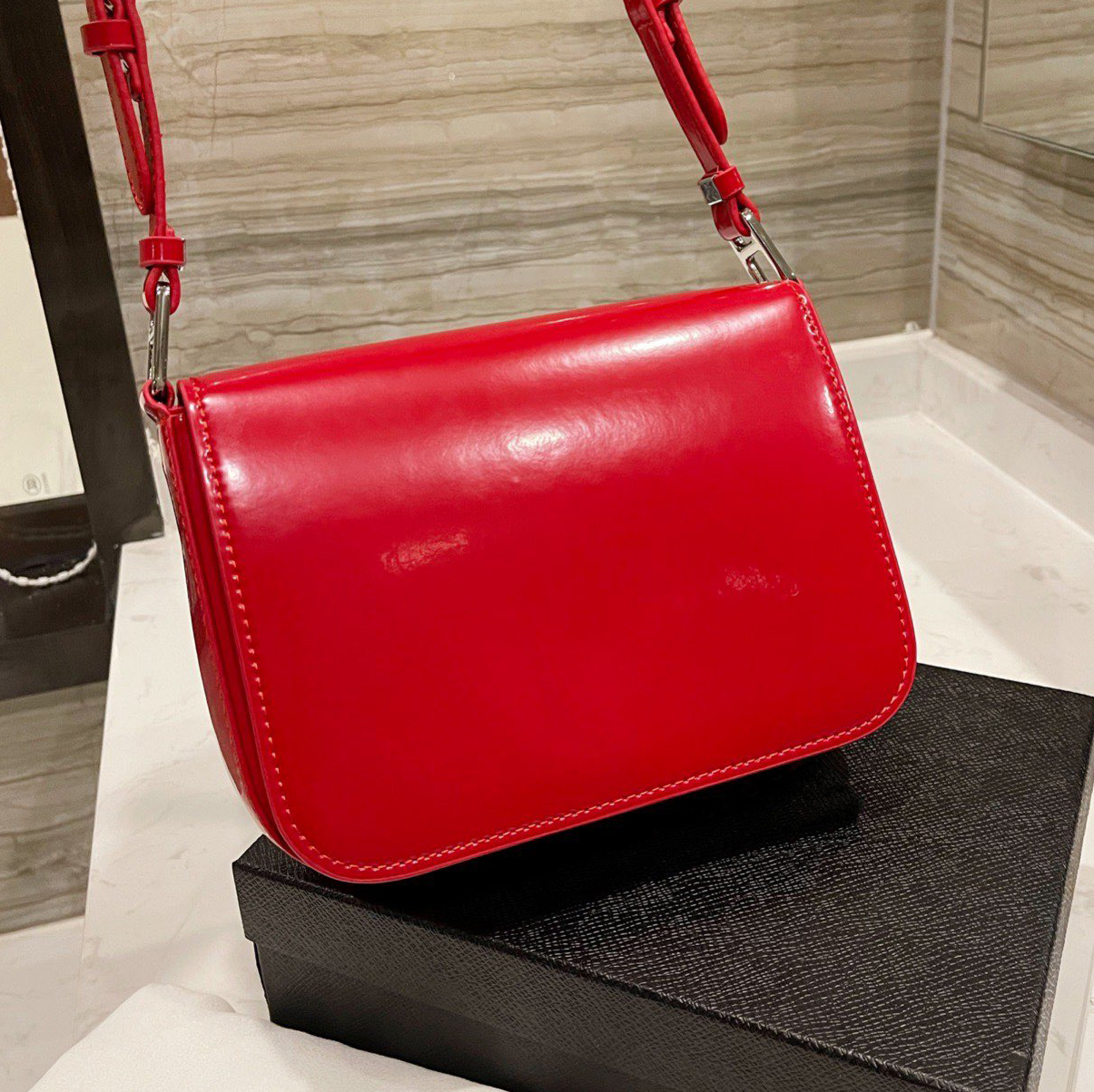 Lady Fashion Designer Portefeuilles Chaîne Cowhide Sacs sous-aisselles Cuir uni Célèbre lettre de messager de luxe Sacs à bandoulière Shell Sac à