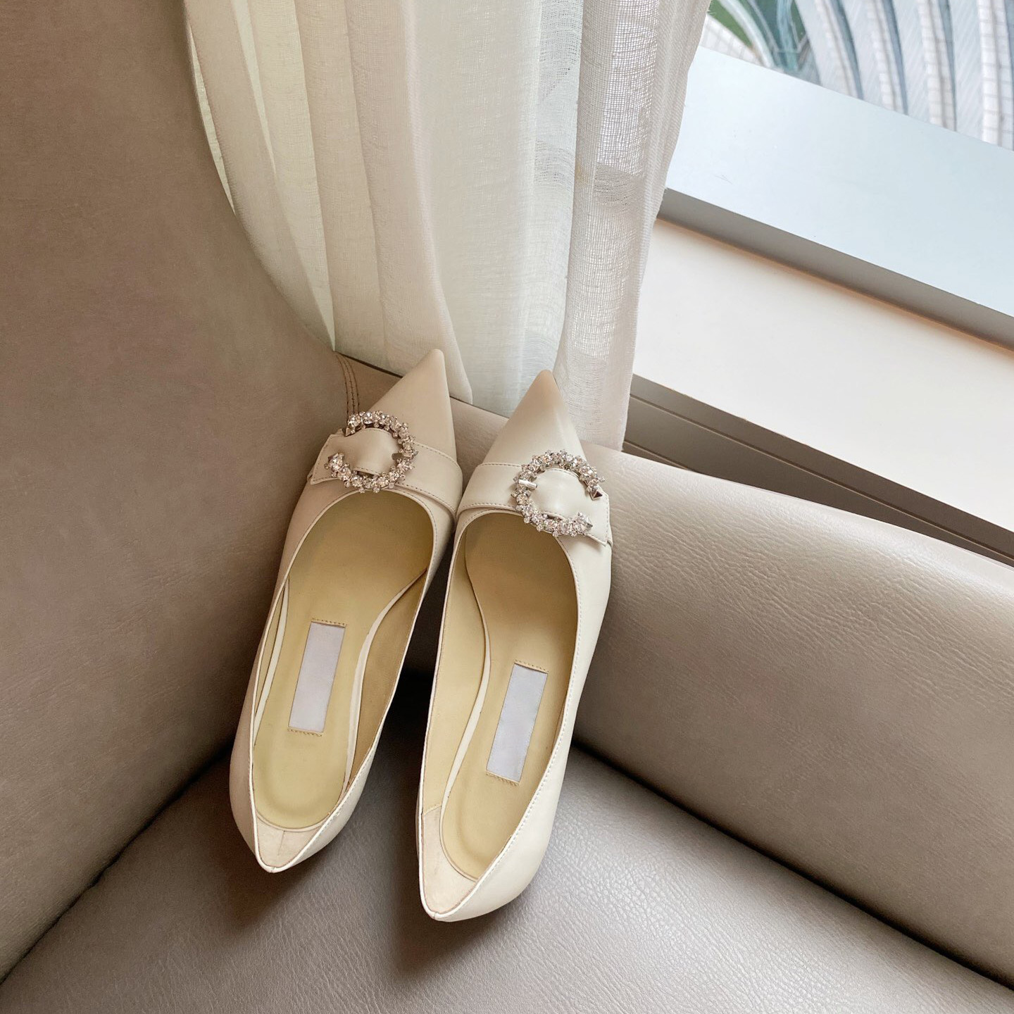 

Top Quality Saresa white smooth leather ballet flats shoes crystal studded buckle embellished womens Luxurys Designers Dress shoe ladies loafers factory footwear, Gift(not sold separately)