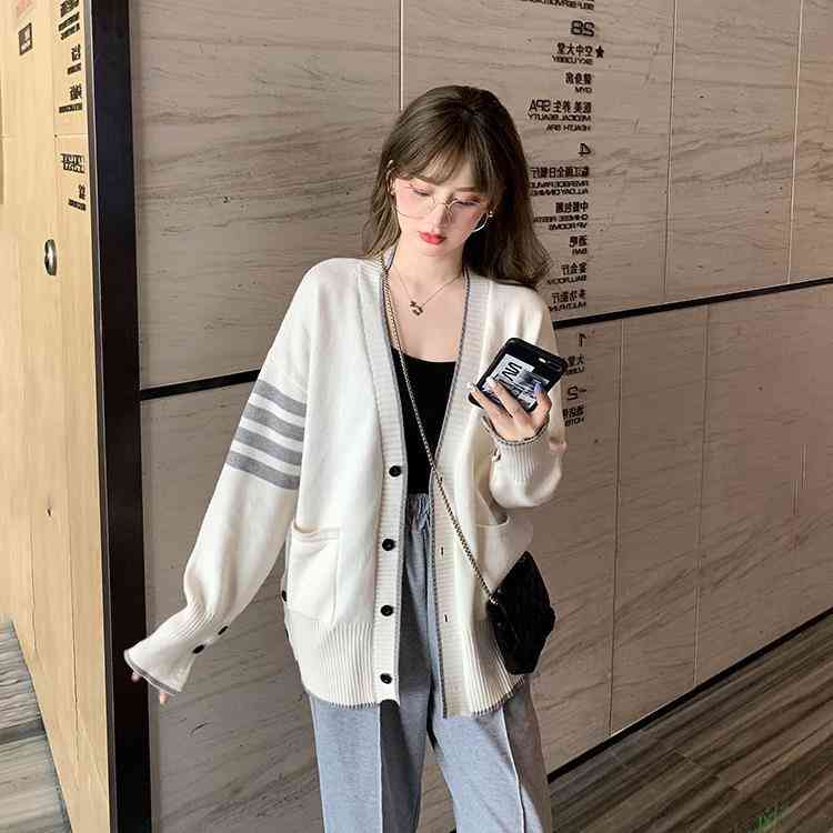 

2022 spring and autumn style contrast striped V-neck knitted cardigan women's net red loose lazy sweater coat fashion, One size