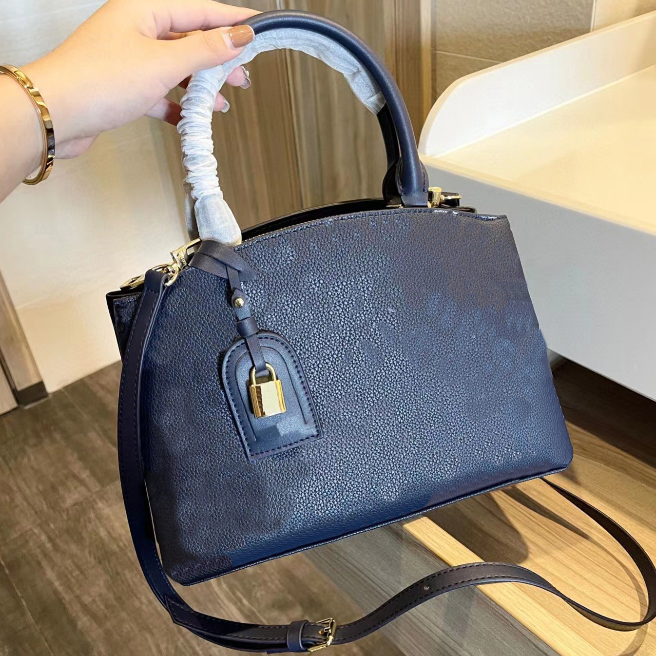 

Shopping Shell Bags Totes Graffiti Fashion Blue gradient Luxury Designer Brand Letter Handbags High Quality Purse Phone Bag Womens Wallet Vintage Cross body Lady, No bags