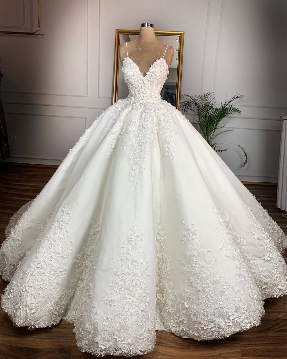 

Luxury 3D Flowers Lace Wedding Dress Vintage V Neck Sleeveless Bridal Gowns Plus Size Ball Gown Bride Dresses, Custom made from color chart