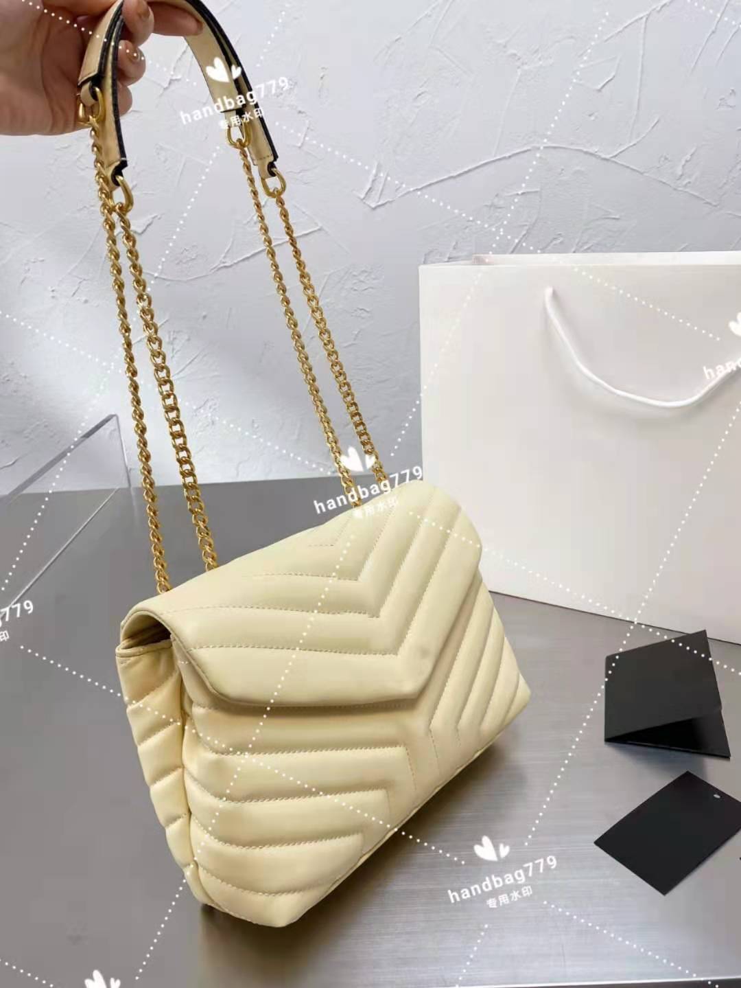 

Premium Classic Pure color V plied Soft Leather Postman Chain Bags Women Fashion Cloud Large Volume Metallic Slap with Letter Decorative Str