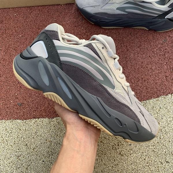 2022 Fashion 700 Running shoes Solid Grey Enflame Amber sun bright hospital Cyan Teal blue cream men sport sneakers mauve Vanta utility black static