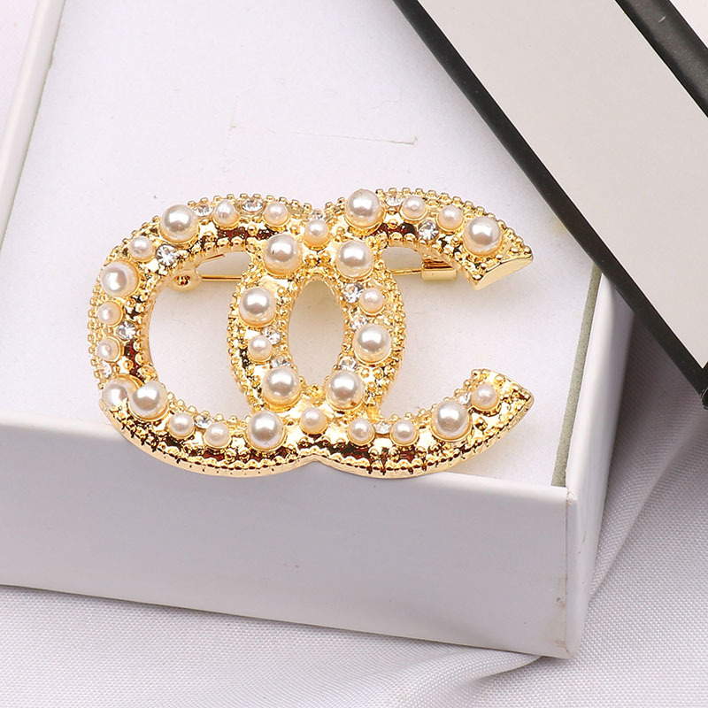 

Luxury Women Men Designer Brand Letter Brooches 18K Gold Plated Inlay Crystal Rhinestone Jewelry Brooch 2 Style Pearl Pin Marry Christmas Party Gift Accessorie