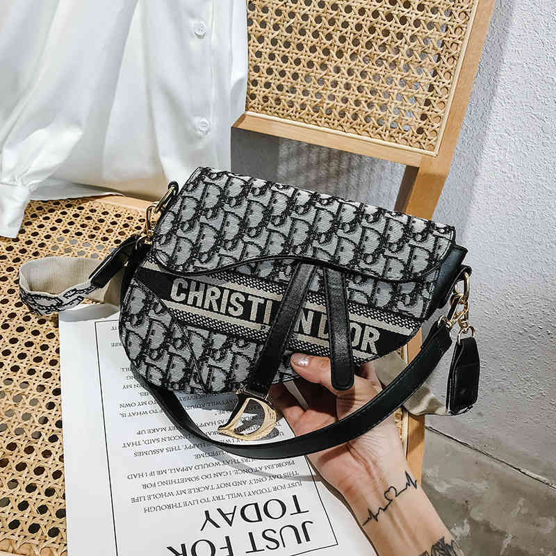 Sac à dos Sac Femme Automne et hiver Lettre de contraste de la mode petite D Selle familiale 2021 Messenger à l'épaule unique