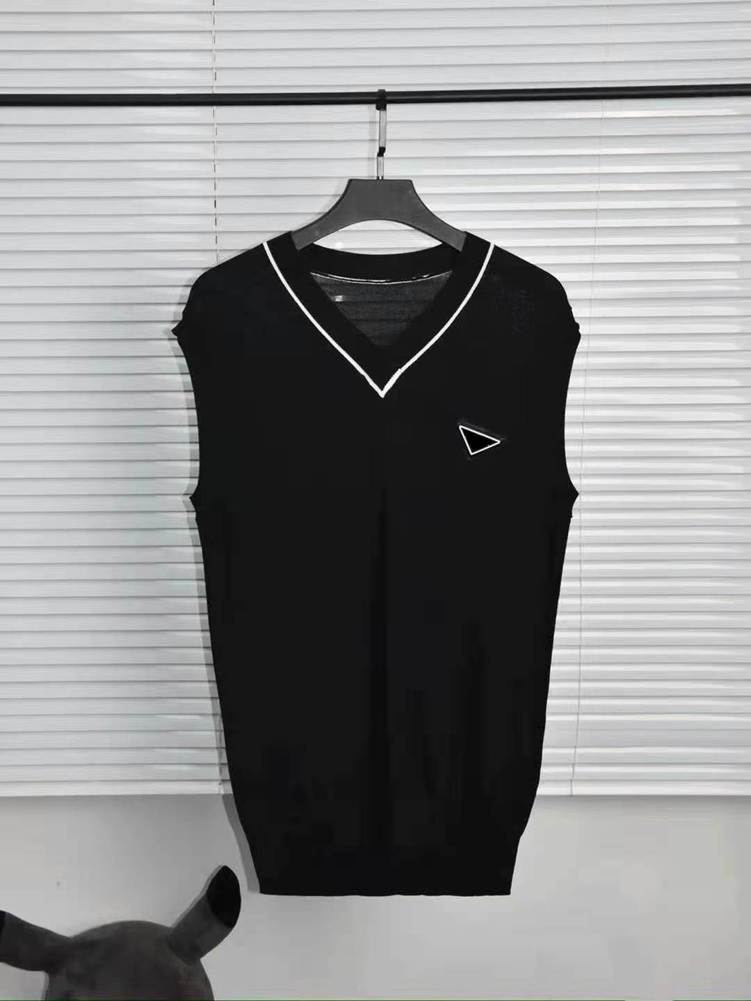 

Mens Sweaters Wool Sleeveless Knits Vest Hoodie Wools With Letters Budge V Necks Casual Sweatshirts Vests Unisex Swerter Spring Autumn Style Asian Size -XL, White