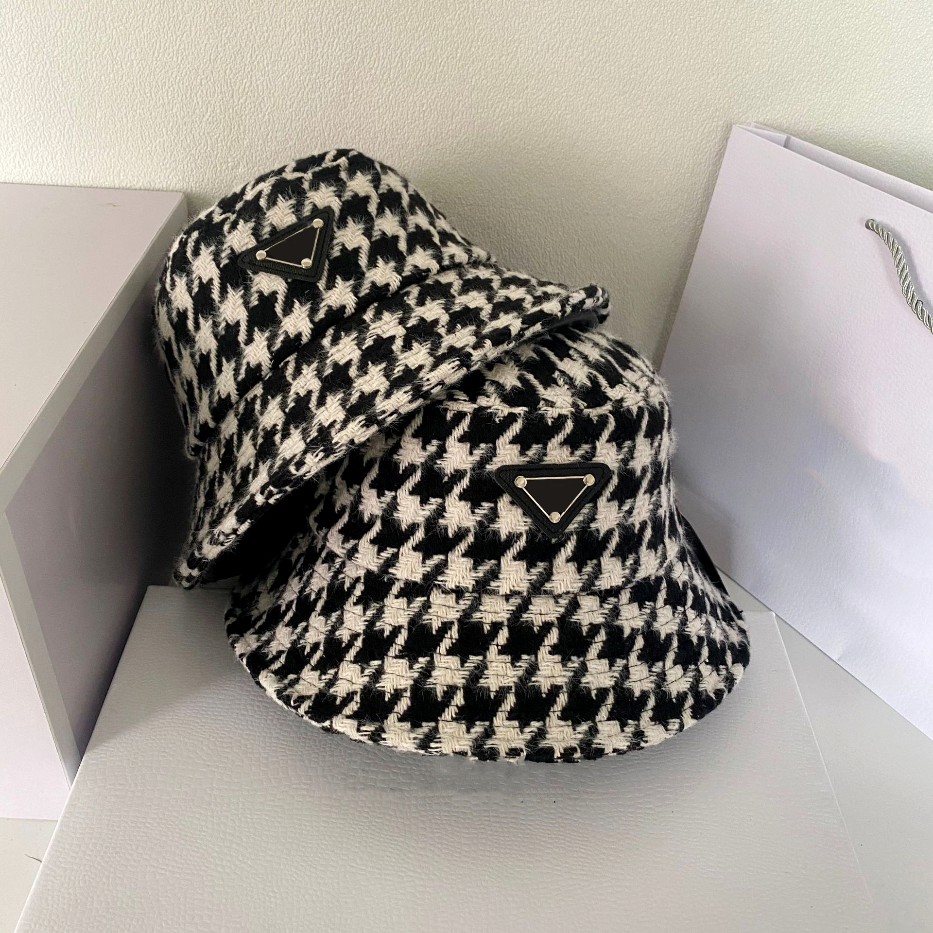 

2022 New Top Designer Women Wide Brim Hats Woman Hats Party Casual Houndstooth Beach Holiday Sunhat Wool Knitting Black And White Fashion Match Lady Hat