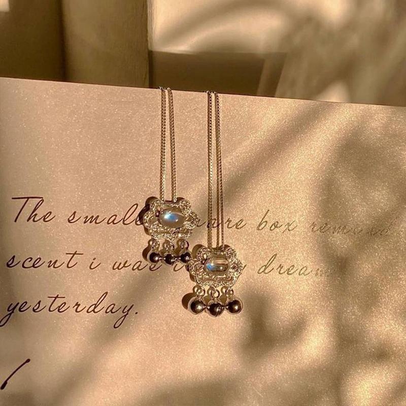 

Pendant Necklaces Moonstone Bell Necklace Stainless Steel Silver Color Ruyi Lock Ladies Fashion Jewelry Gift