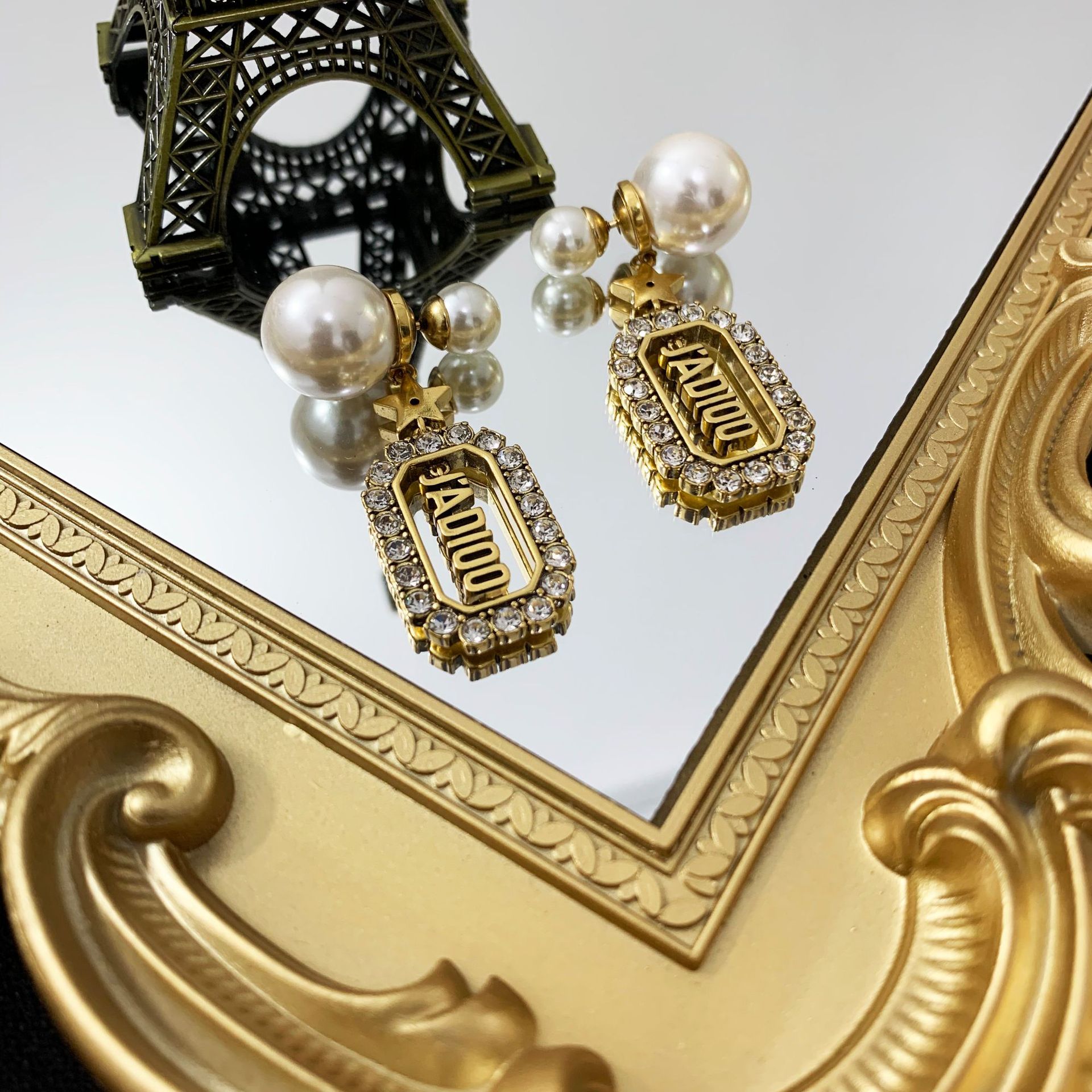 

Stud Four Leaf Clover D Letter Pendant earrings suitable for ladies Valentine's Day gift heart-shaped earring jewelry