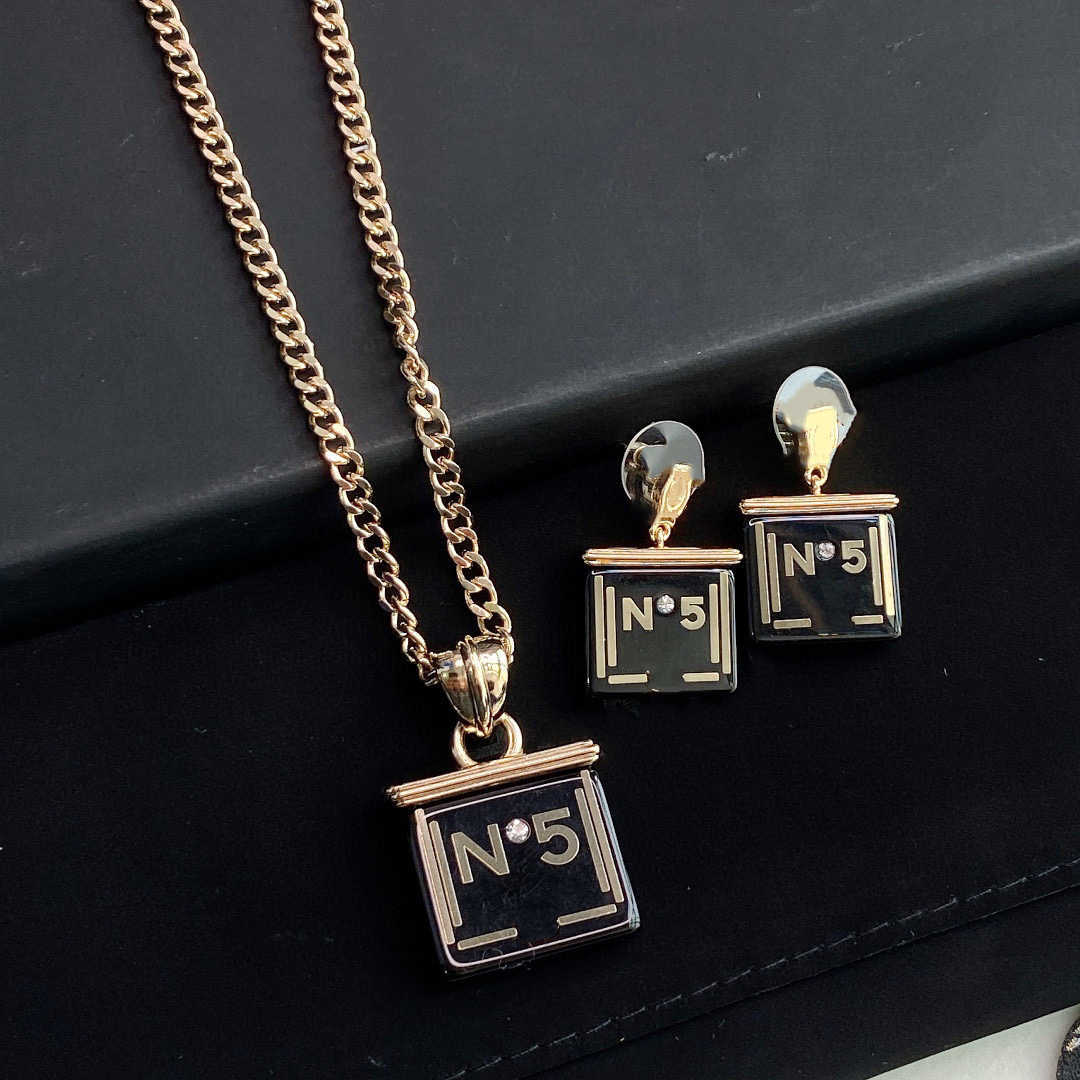 

2021 Hot Brand Fashion Jewelry Set For Women Thick Chain Party Perfume Bottle Choker Earrings Resin Unique Letter 5 Copper Chain, Necklace