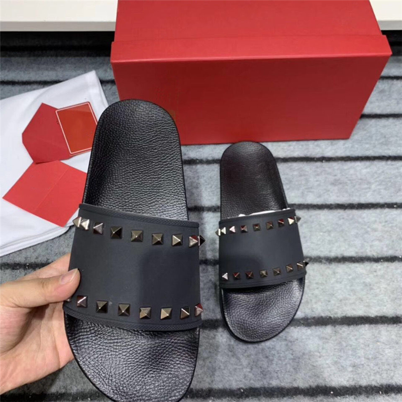 2021 Classic Women Slippers Rhinestone Black Sandals Ladies Wedding Sexy Leather Slipper Trendy Rivet Stud Slides Mens Casual Flat Spikes Party Shoe