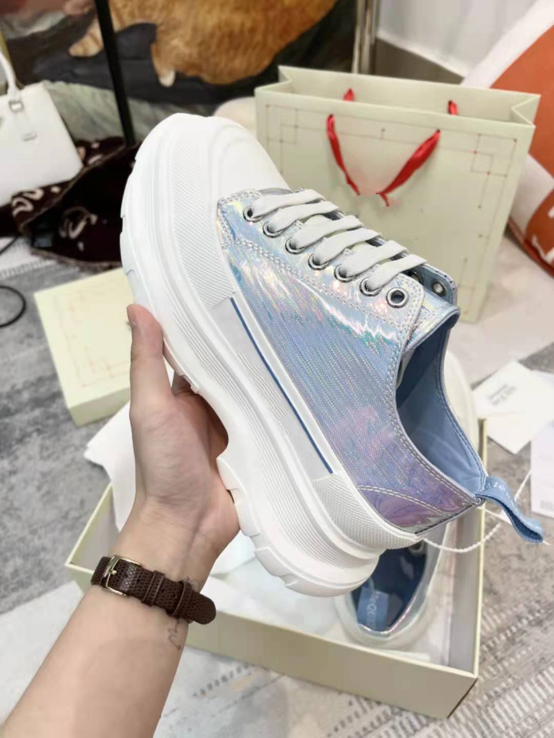 

Wholesale high quality ACE Leather Platform Shoes Womens Luxurys Designers Casual Shoes White Black Red Pink Black Suede Flat Womens Sneakers, Tip