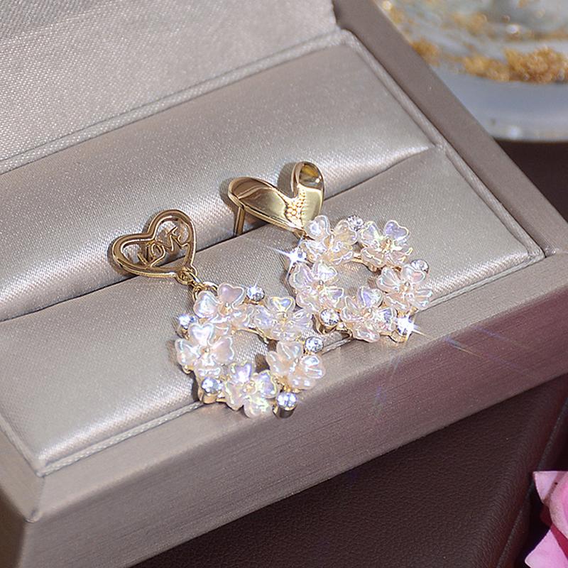 

Stud Elegant Asymmetry Love Flower Women Earring Temperament Romantic Wreath Earrings Wedding Jewelry Pendant Brincos Bijoux, Golden;silver