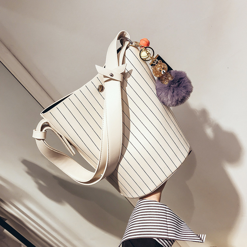 

2021 designers One Shoulder Messenger Bag sublimates PU Polyester Plaid Solid Geometric elegant women Bucket bags onthego Designer Wallet, #1