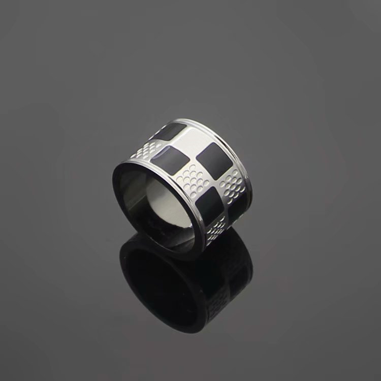 

Europe America Fashion Style Rings Men Lady Womens Black/Silver-color Metal Engraved V Initials Plaid Lovers Ring Size US6-US9