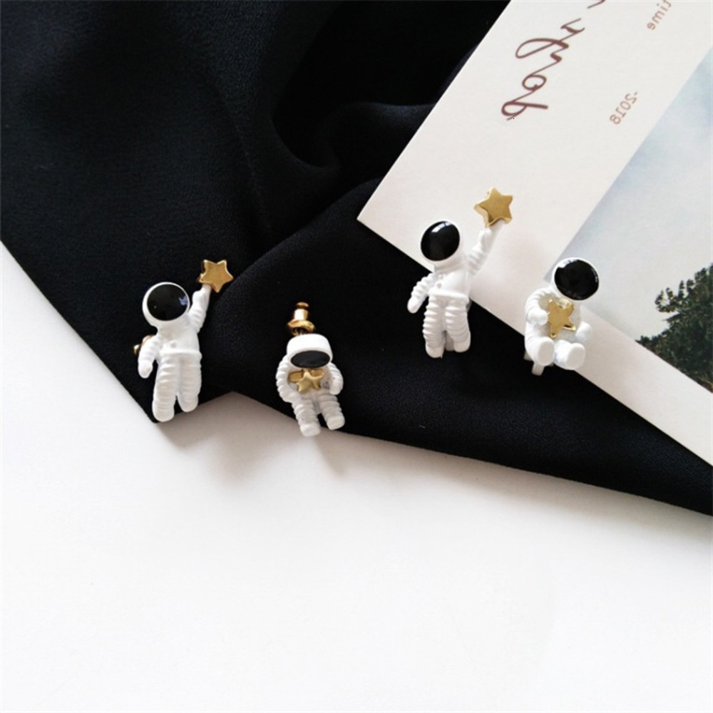 

Asymmetric pentagram contracted earrings fashion ladies earrings space astronauts small stud earrings fashion woman earrings2021, Golden