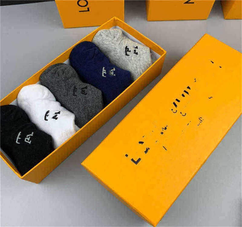 

In 2021 the new LV LOUIS VITTON brand of men's and women's sports socks cotton lovers luxury designer men's socks are, Black