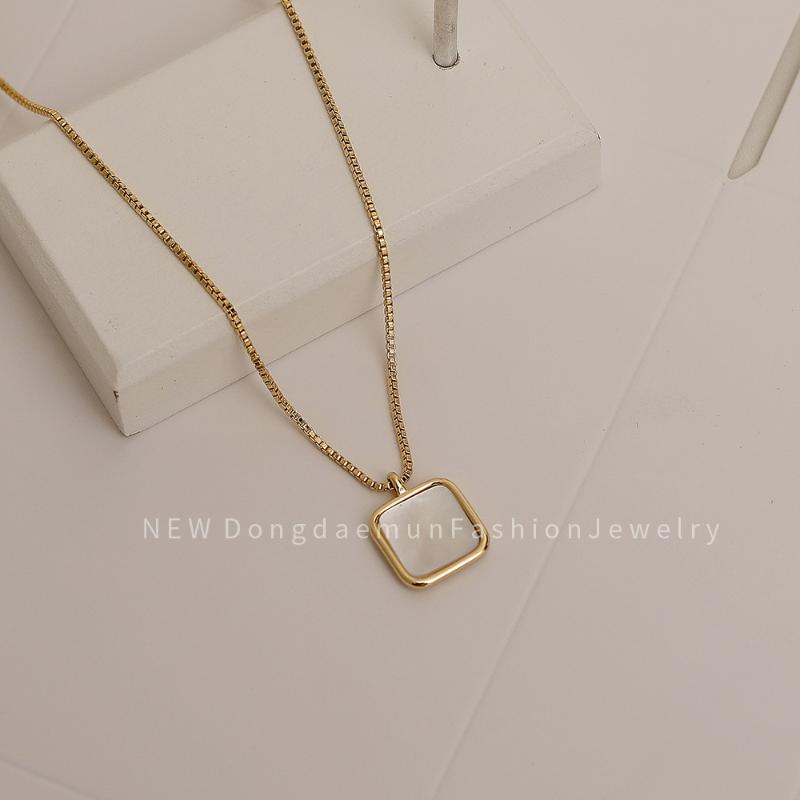 

Pendant Necklaces Fashion Geometric Shell Necklace Square INS Cold Wind Simple Temperament Light Luxury Niche Clavicle Chain Tide