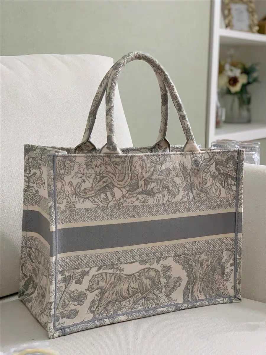 

Women Luxurys Designer Handbags Classic Luxury s Embroidered Pattern Tote Luxurys Totes Lady Shopping Bag Fashionable and Beautiful Large CJ