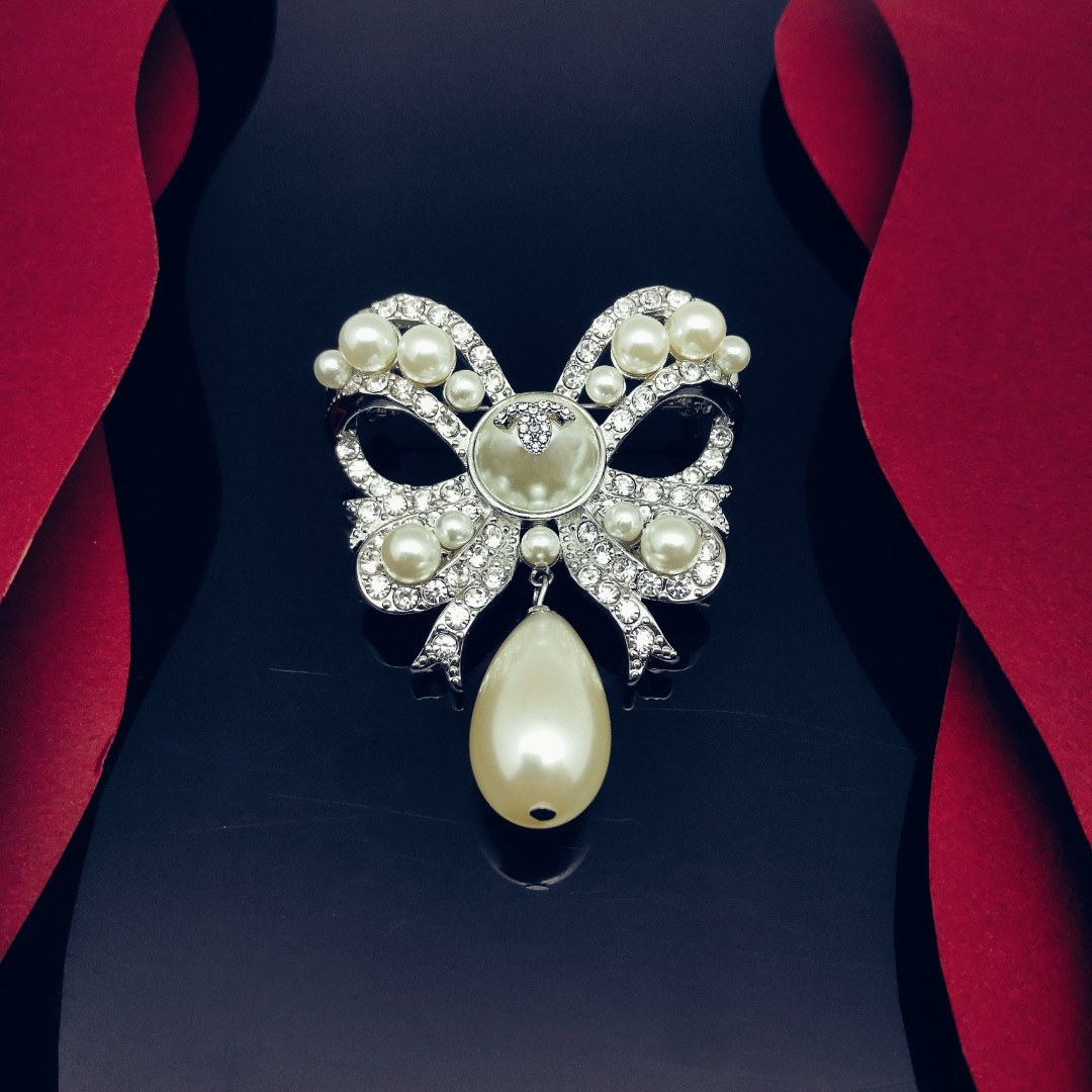 

wholesaler diamants legers advanced vintage women Brooches brand design top quality retro brass gold plated official reproductions classic style Pins for party