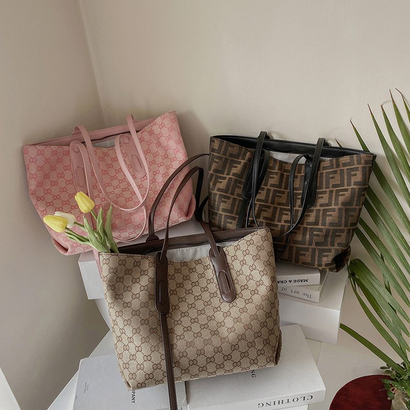 

Bag new high-capacity foreign style envelope printing portable fashion net red personalized bag, Black