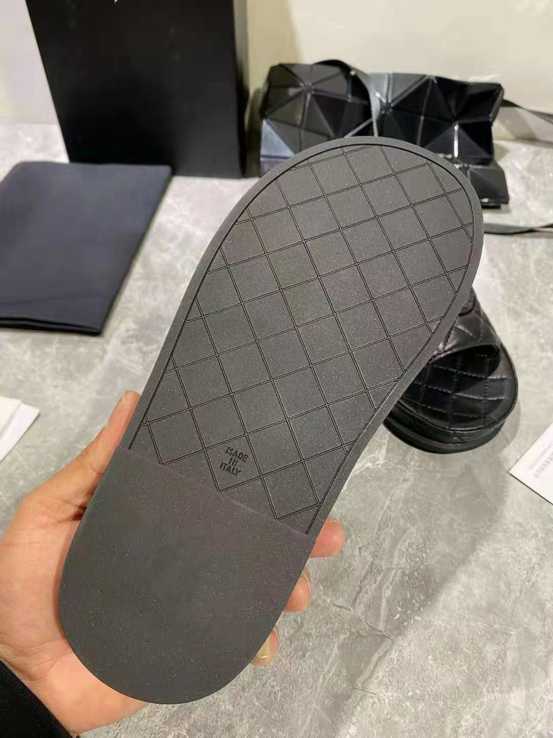 

2021 leisure slippers luxury leather soft cross lettered with thick soles size 35-40, Black