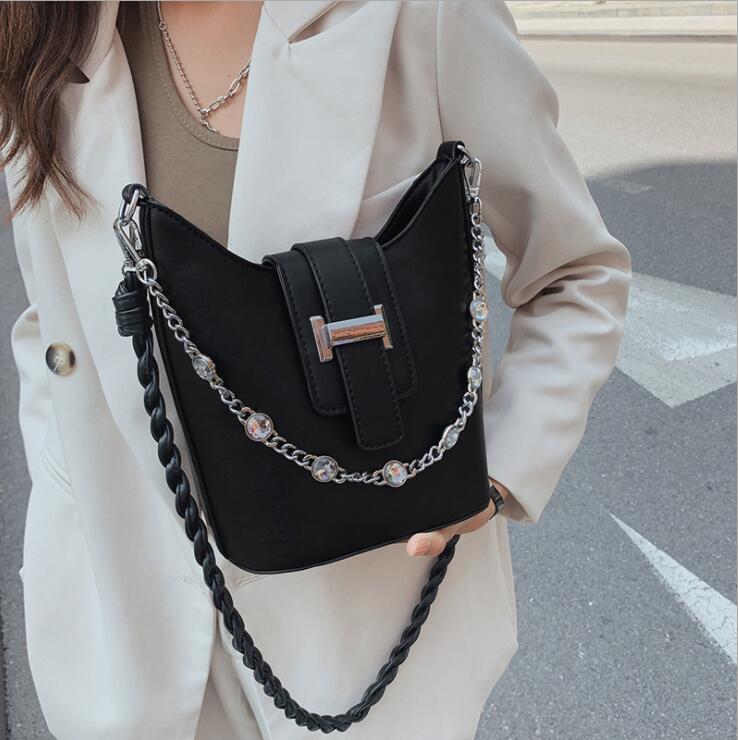 

Factory Outlet women leathers messenger bags Simple Joker solid color winter handbag Street trend Diamond chain bag Small fresh leather backpack