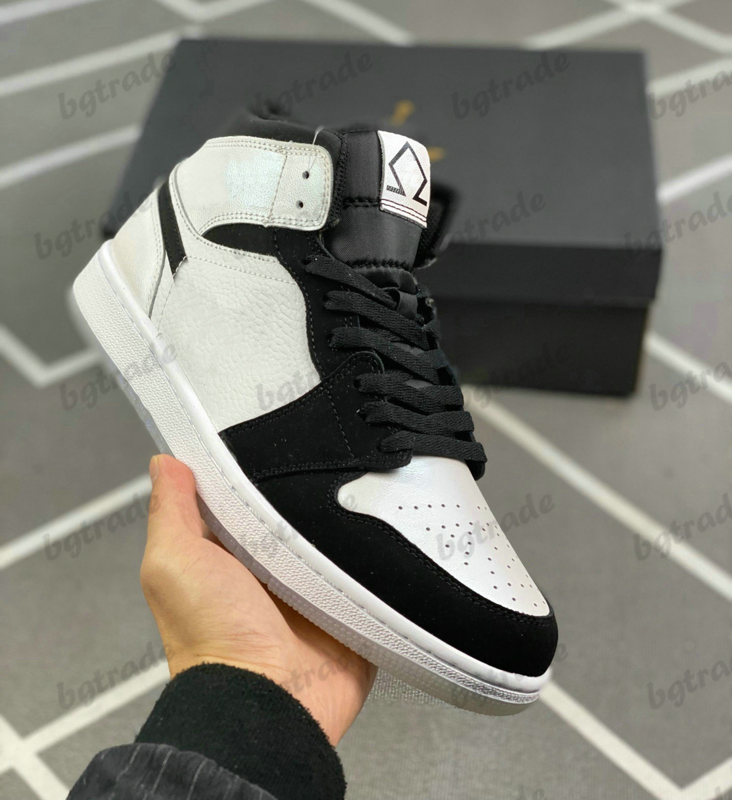 

1 Mid Basketball Diamond Shorts Jumpman Sport Shoes 1s White Balck Trainer Sports Sneakers
