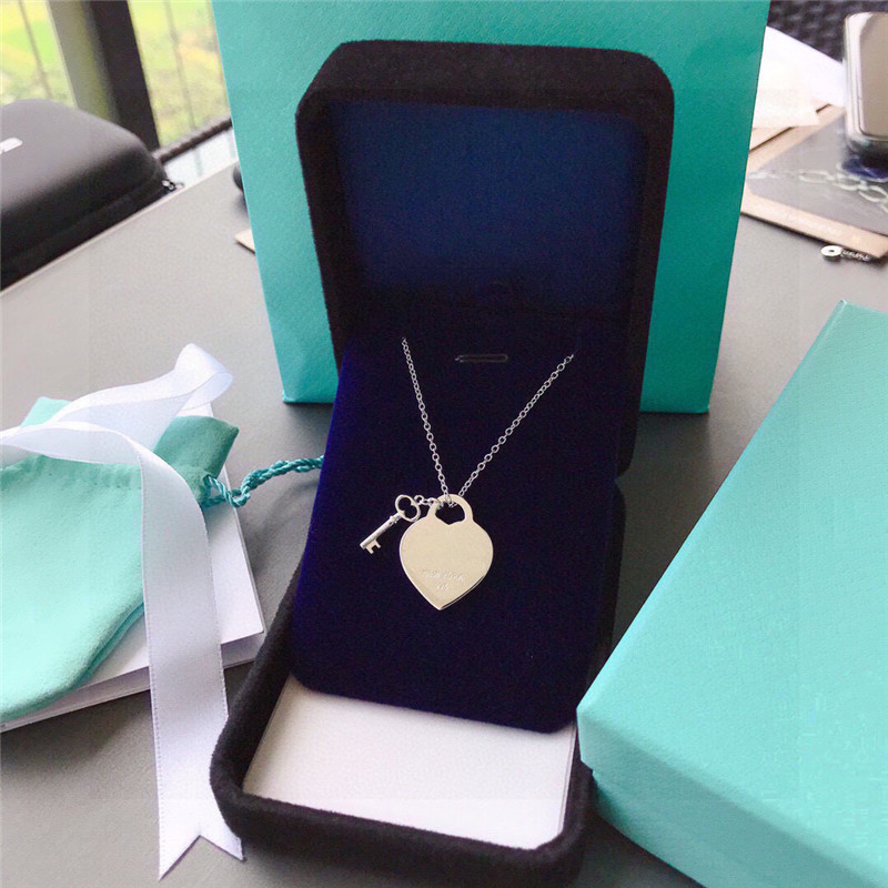 

Pendant Necklaces For Women Designer Classic Love Heart Necklace Gold Silver Key Chain Womens Necklaces Letter T Luxury Jewelry Party Gift