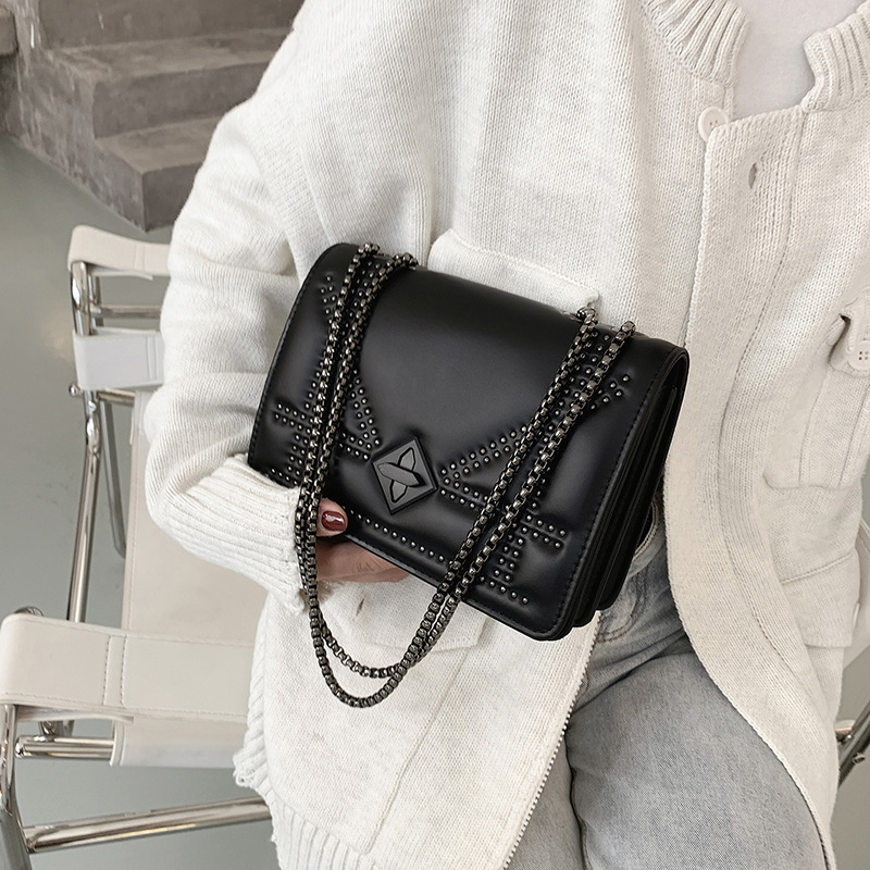

European and American fashion 2021 vintage PU rivet shoulder-bag advanced sense minority-bag Western style all-match slant bag for women, Black