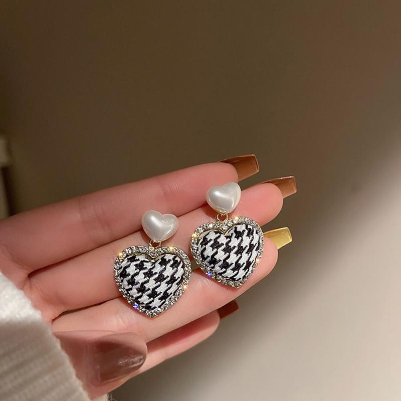 

Stud Chilly Pearl Heart-shaped Girls Exquisite Plaid Earrings Korean Style Women Jewelry Accessories, Golden;silver