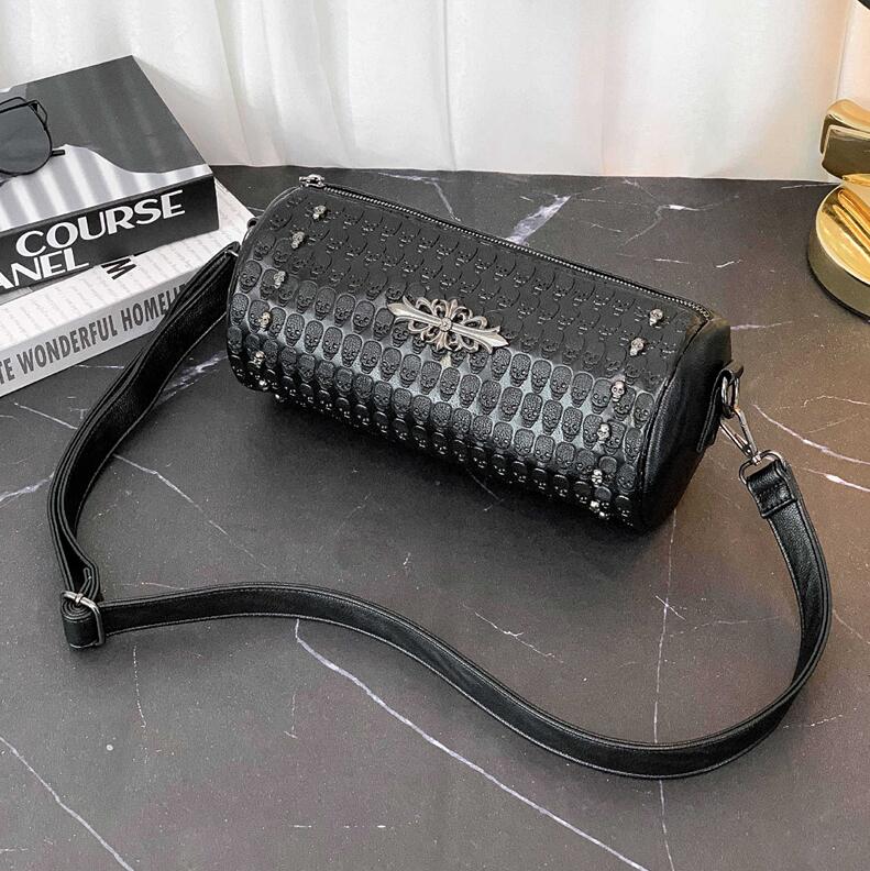 

Factory wholesale men handbag personalized trend woven bucket bag outdoor fashion rivet messenger bags retro crazy horse leather shoulder handbags, Black4
