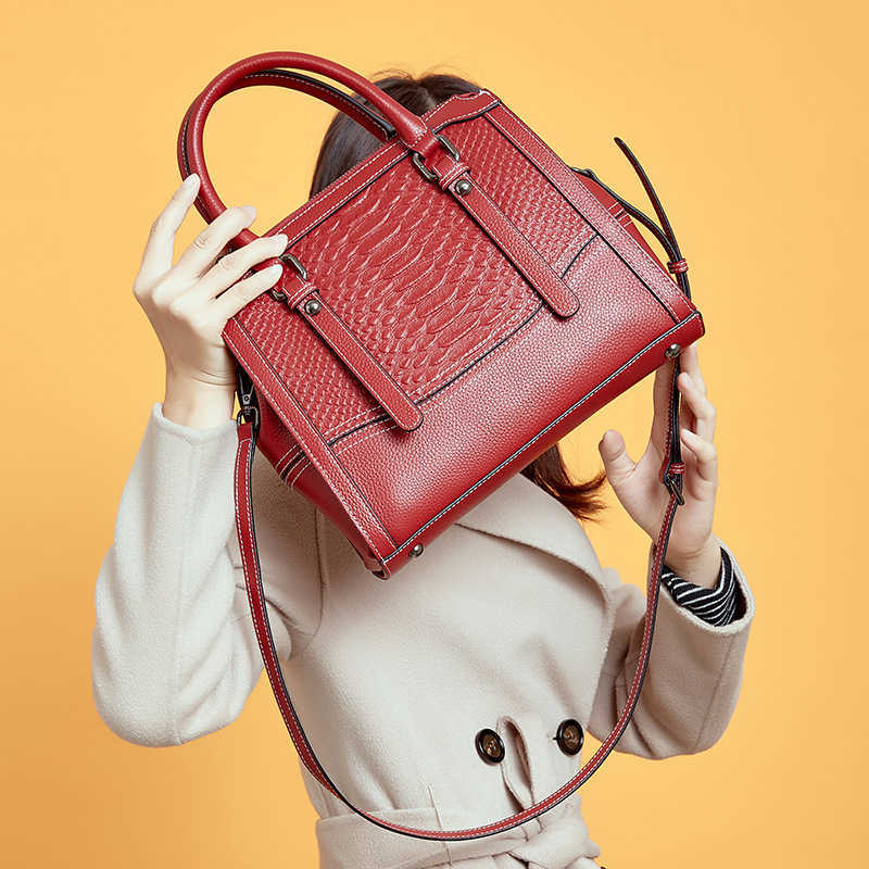 

Genuine 2020 new fashion autumn and winter large capacity crocodile pattern head leather women's handbag, Wine