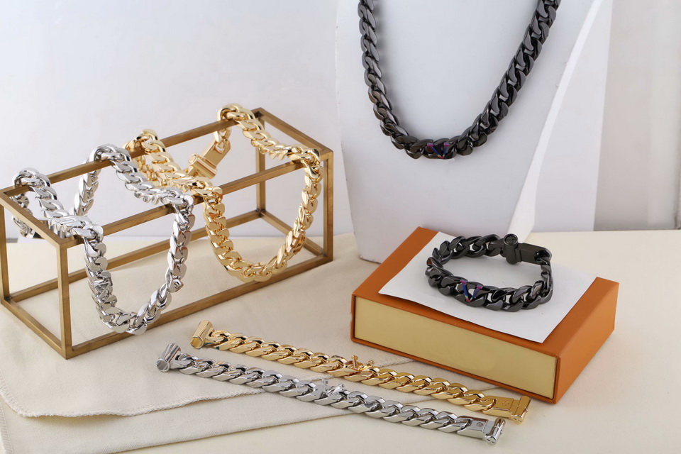 New Arrive Fashion Style Men Titanium steel Engraved V Initials Gold Silver Black-color M68908 Hardware Thick Necklace Bracelet With Rainbow color C