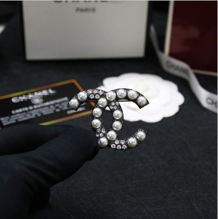 

Classic letter Pearl Rhinestone inlaid black gun Brooch, Gray