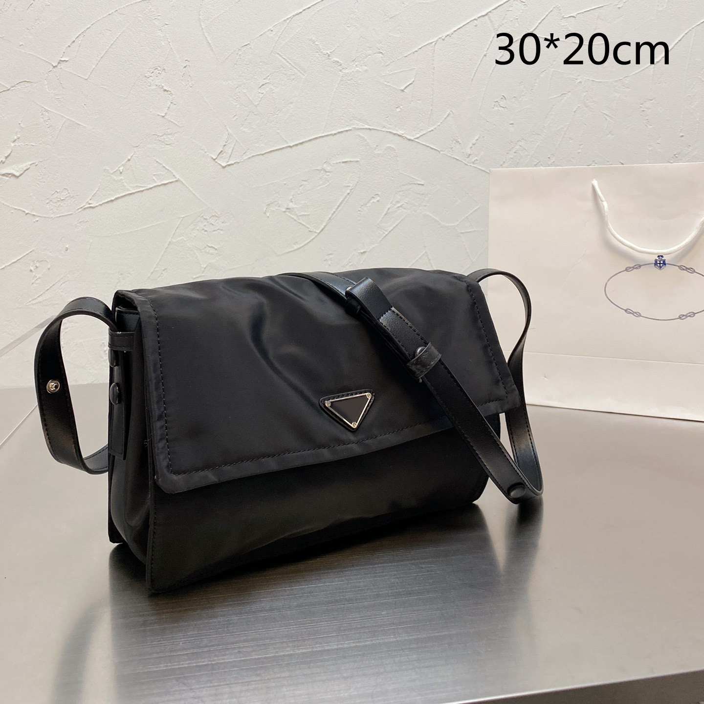 

2021 Unisex Men's Nylon Briefcases Shoulder Bags Designer Crossbody Messenger bag Triangle saffiano leather fashion Cross Body high quality, 30*20cm