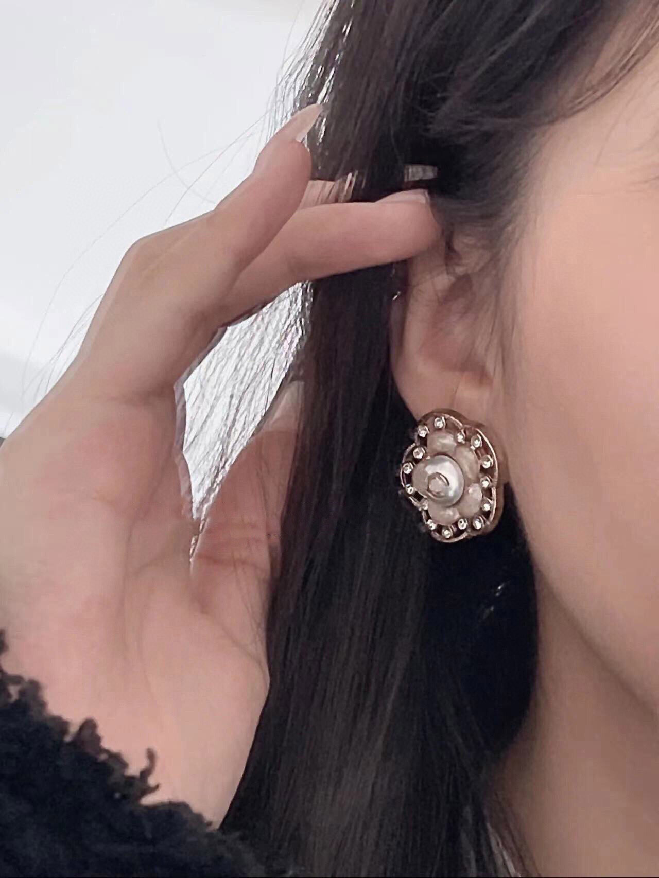 

2022 Luxury quality charm dangle flower shape stud earring with diamonds and white shell and enamel design for women wedding jewelry gift have box stamp PS4242