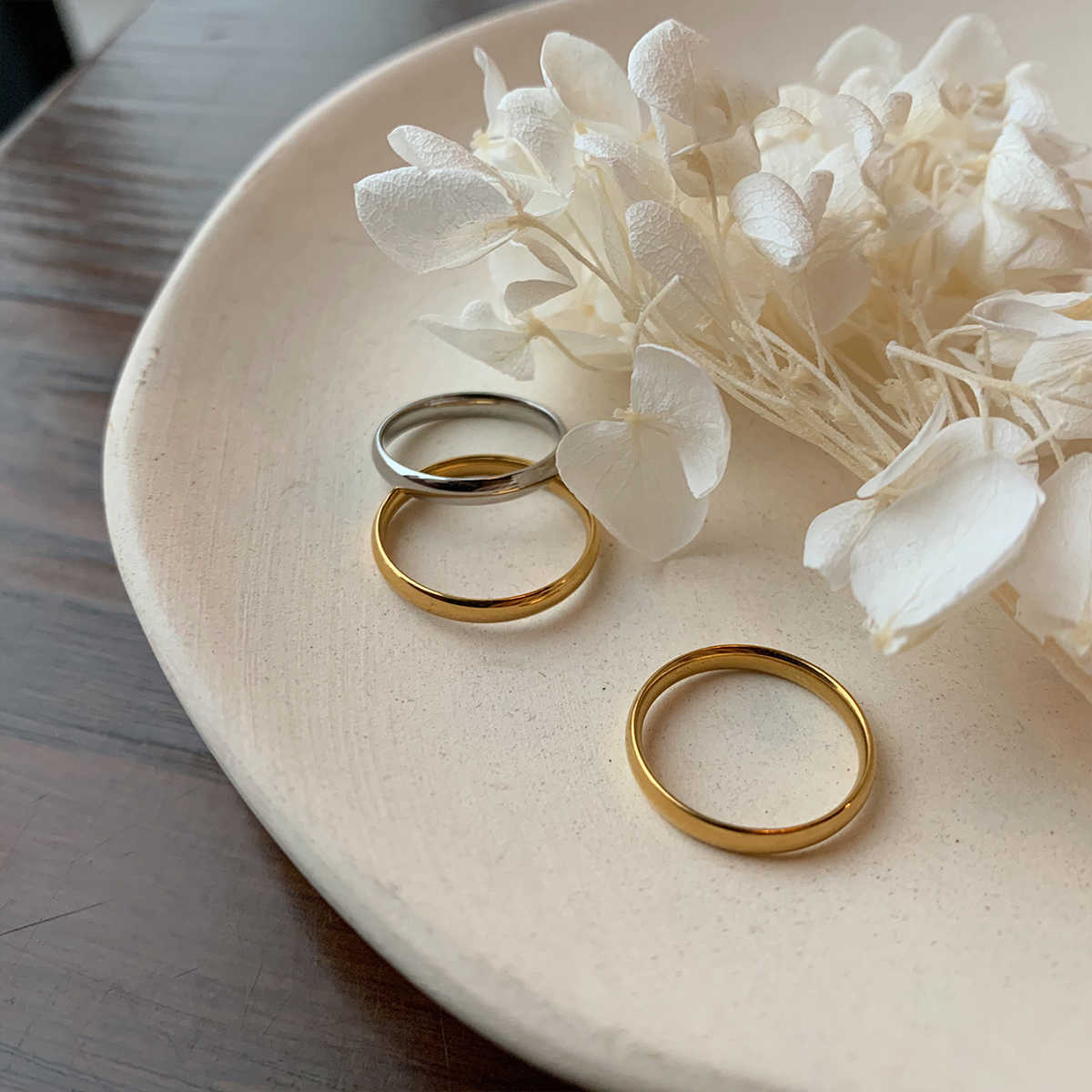 

Tarnish Free Small Big Size Smooth Men039s Ring on Finger Plated 18k Gold Rings for Women Stainless Steel Fine Jewelry for Coup