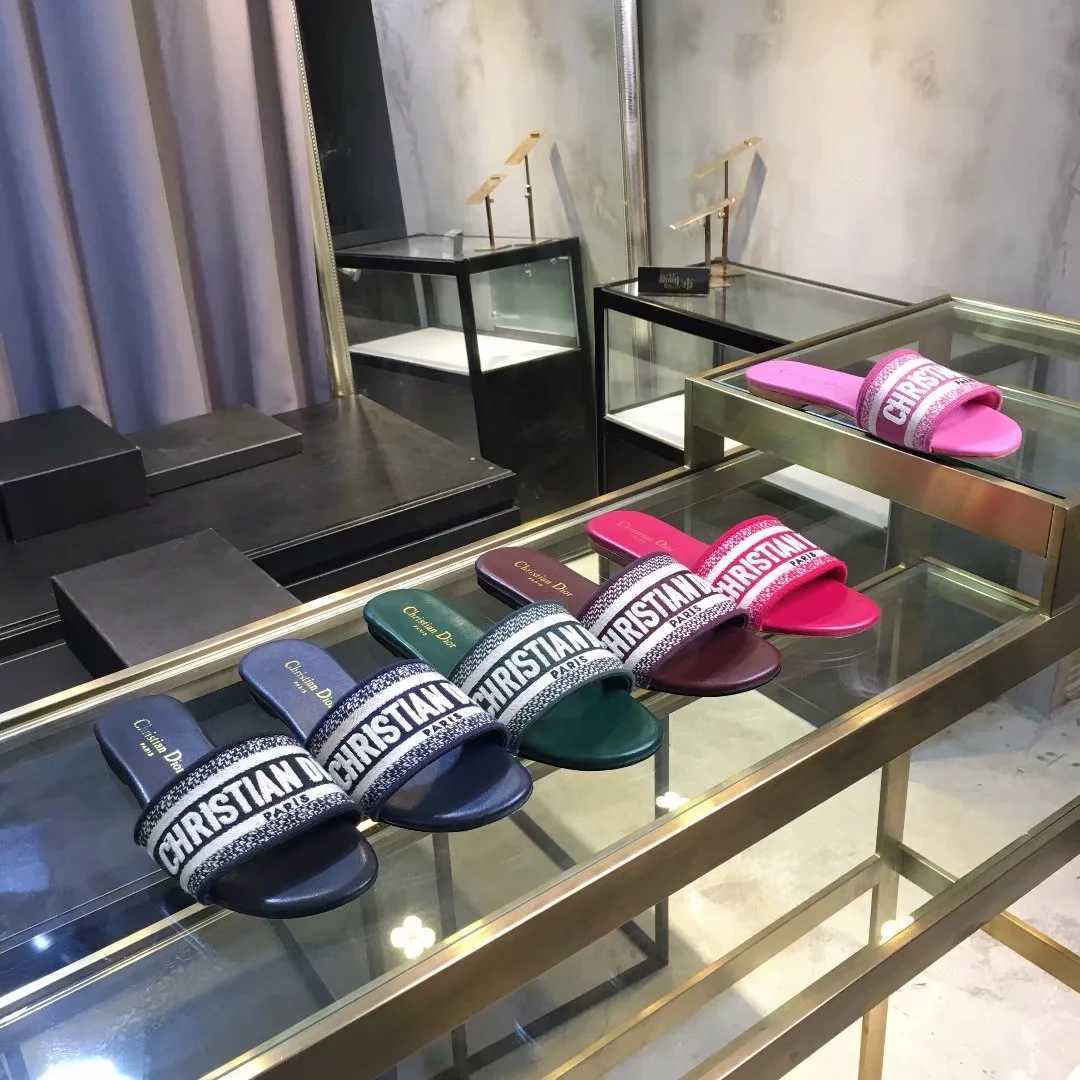 

Fahsion Women Slippers Summer Girls Beach Slides Black White Red CD Flip Flops Floral brocade Gear bottoms Sandals