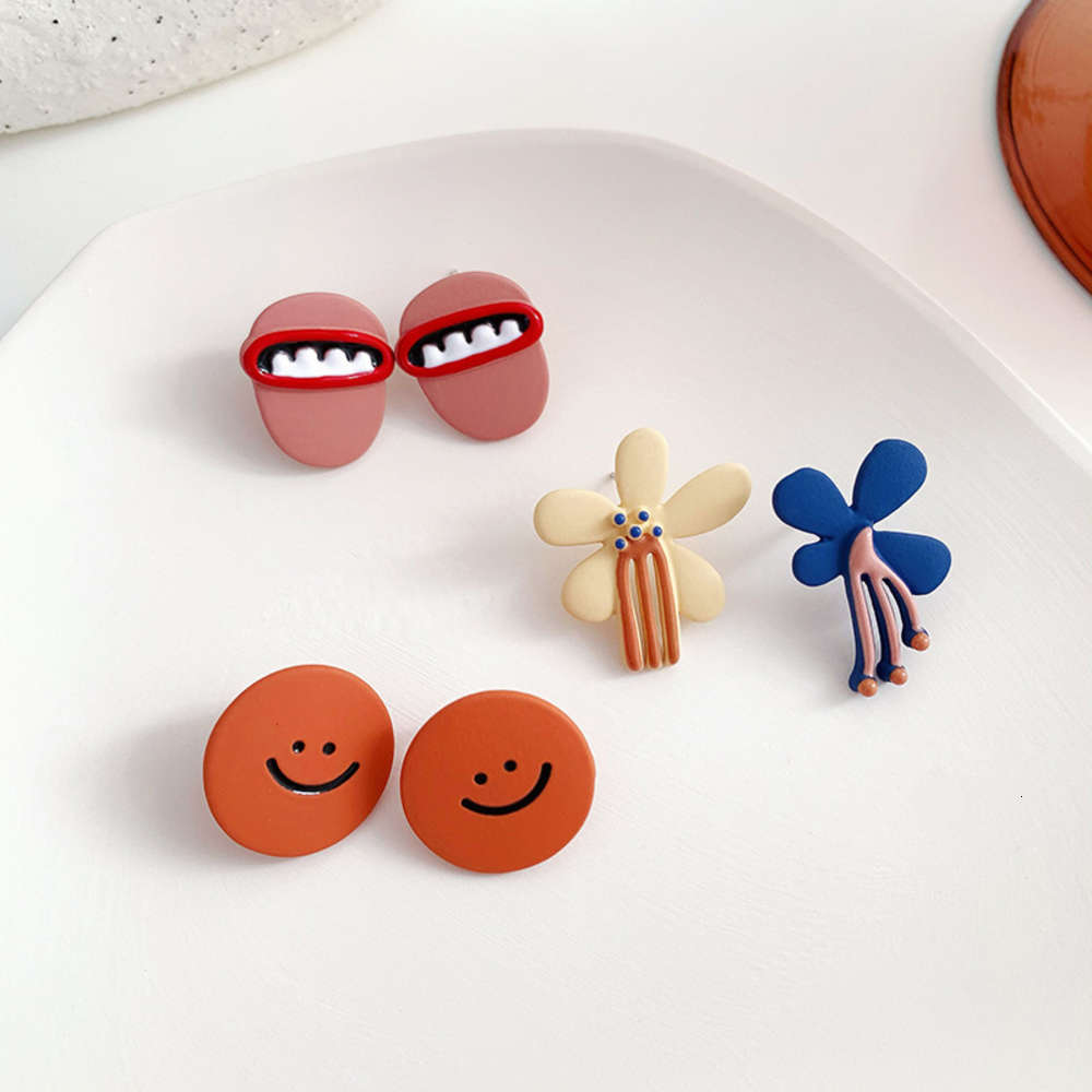 

earrings Design cartoon smiling face baking paint lovely girl, oil dripping Flower Silver Needle earrings, creative asymmetric ear clip, Golden