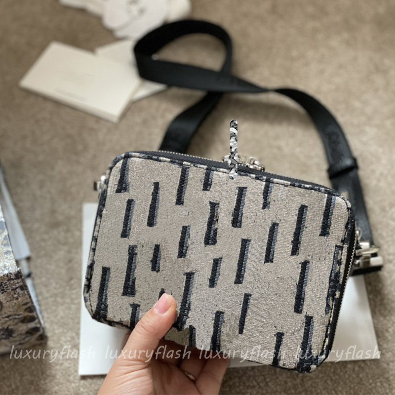 

Mens Designers Shoulder Cross Body Camera Bag Canvas Homme Mobile Phone Bag Luxurys Letters Women Retro Messenger Purses High Quality, Box(not sold separately)