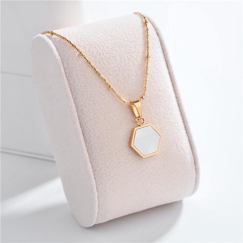 

Pendant Necklaces Trendy Elegant Black White Geometry Rhombus Shell Women Lady No Fade Stainless Steel Chokers Necklace Jewelry