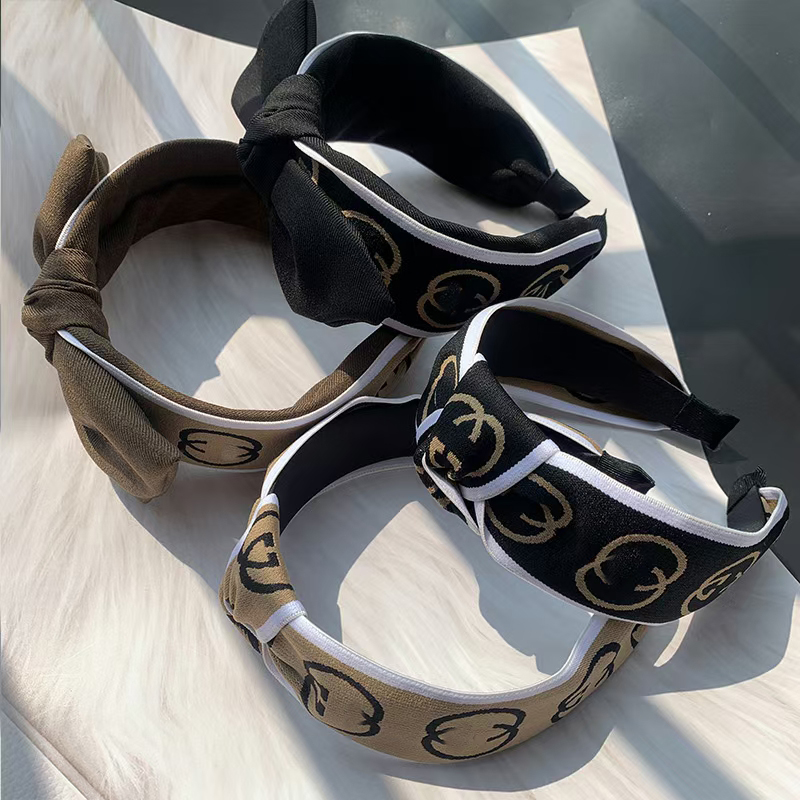 

Simple Designer Brand Double Letters Print Headband Luxury Women Girls Black Brown Stripe Wide Edge Bowknot Hair Hoop Luxury Twist Turban Headwrap Head Accessories