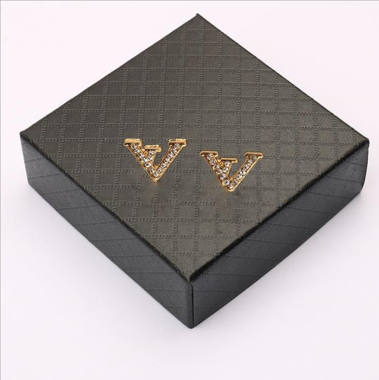 

Letter earrings are simple, light and luxurious, fashionable, small and elegant
