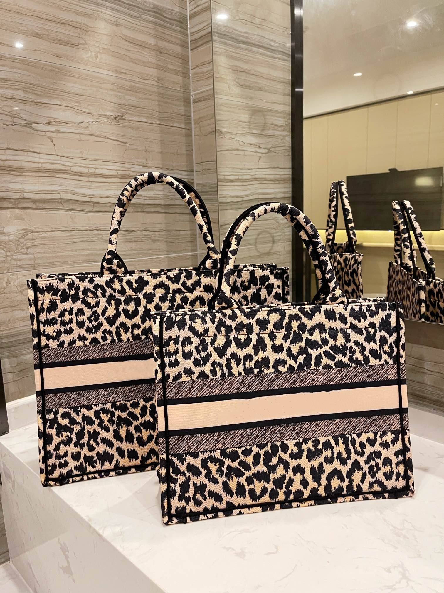 

2021design handsome Shopping Bags ands elegant style two different collision together, combines generation of women fashion and personality,, This specifications don't shipment