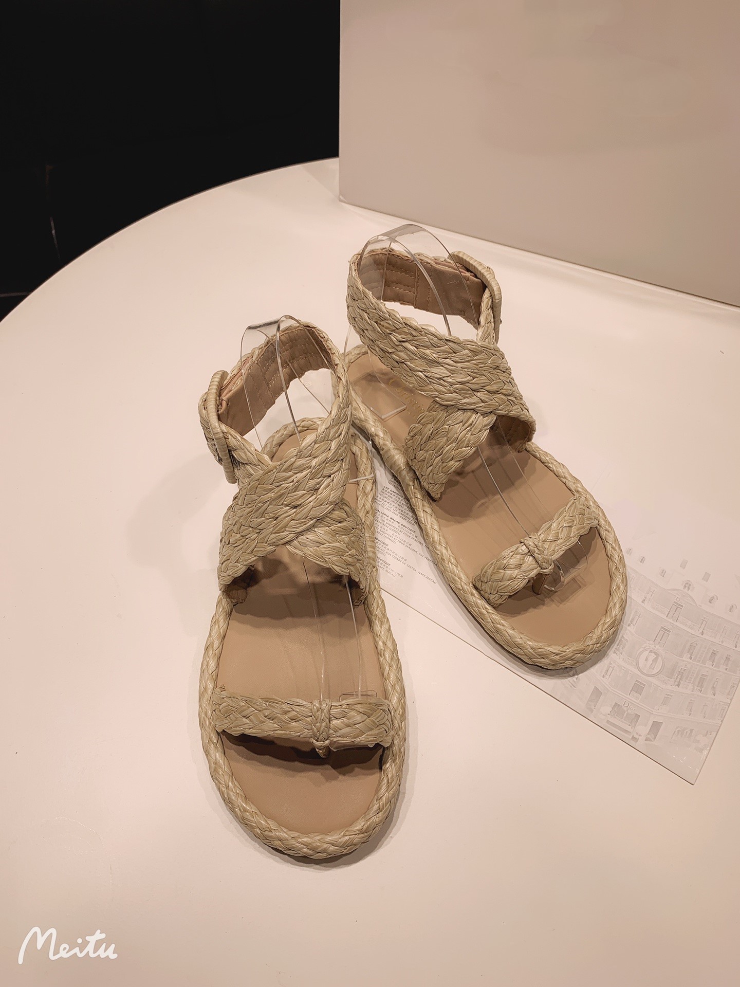 

Chic Eco-Friendly Hand-Woven Straw Sandals: Luxury Design for Women's Fashion in Spring/Summer 2021, Black