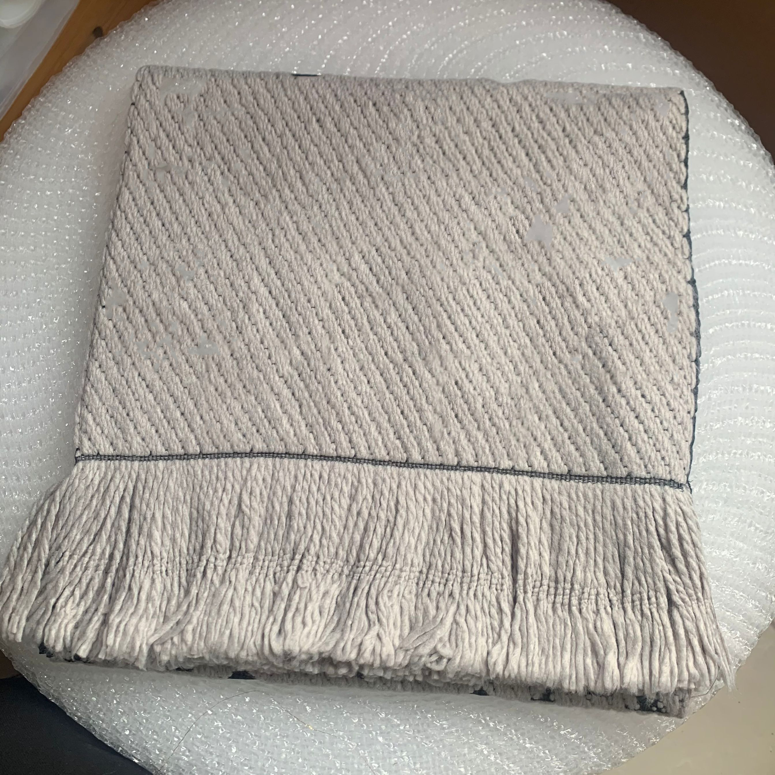 

Fashion Winter LOGOMANIA SHINE Cashmere Scarf Women and Men Two Side Black Red Silk Wool Blanket Scarfs Pashmina Scarves and Shawls242n