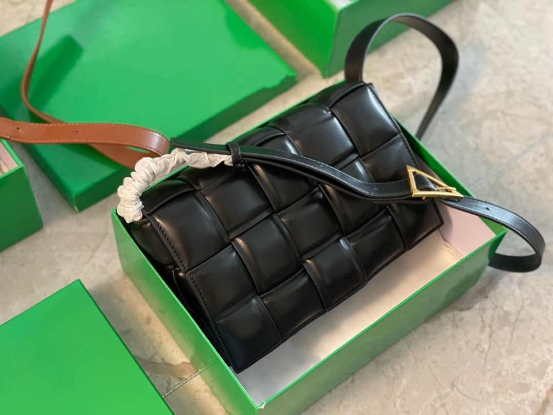 

2021 ladies messenger bag woven pillow fashion all-match design high-quality leather fashion high-end small square bag 26*18cm