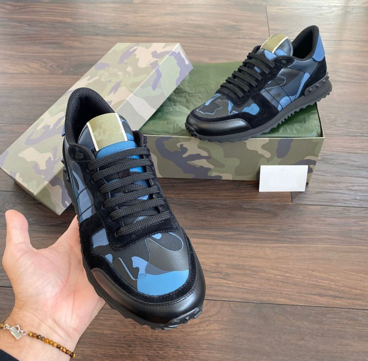 

[Original Box]Famous Designer Rock Runners Men Sneakers Shoes Camouflage Leather Casual Flats Rivets Camo Mesh RockStuds Outdoor Sports Trainers EU35-47